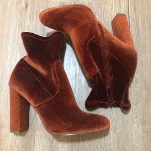 NWT STEVE MADDEN VELVET ZIP HEELED BOOTIE